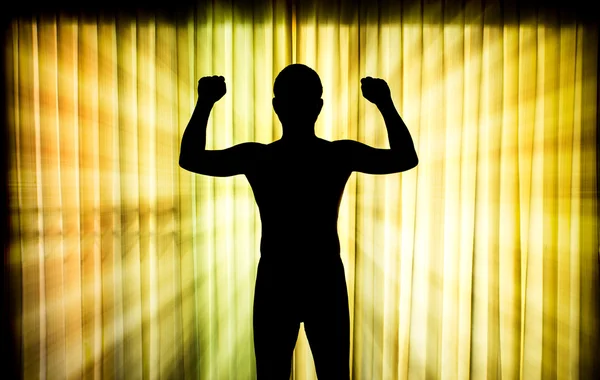 シルエット個展光線効果を持つ彼の筋肉 — ストック写真