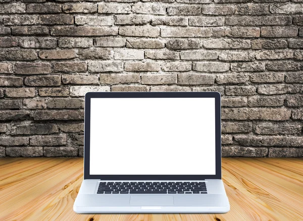 空白的屏幕，膝上型计算机上与旧砖壁 b 木地板 — 图库照片