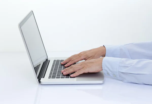 Empresario manos escribiendo en el ordenador portátil teclado — Foto de Stock