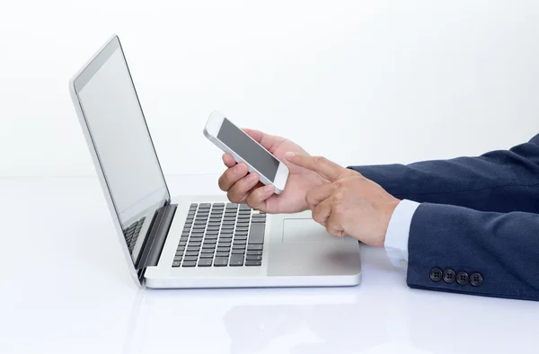 Biznesmen ręce trzymając telefon z laptopem — Zdjęcie stockowe