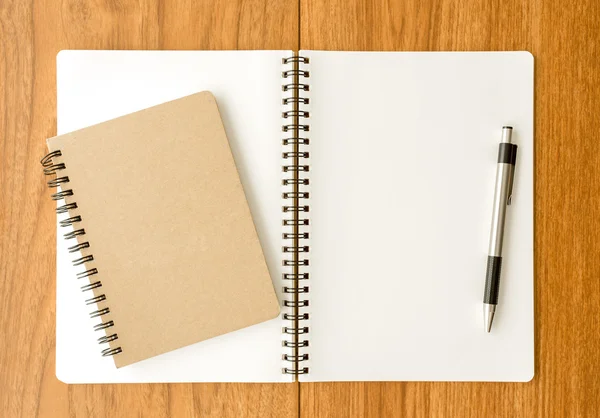 Spiral notebook på trä bakgrund — Stockfoto