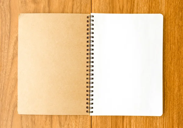 Spiraal notebook op hout achtergrond — Stockfoto