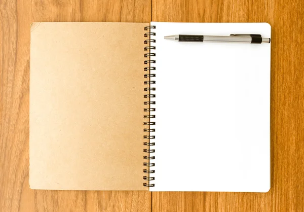 ahşap zemin üzerine spiral defter