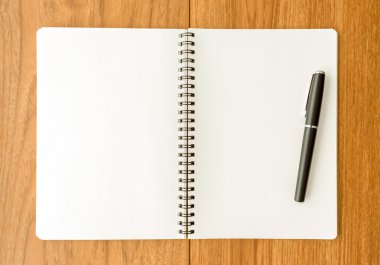 ahşap zemin üzerine spiral defter
