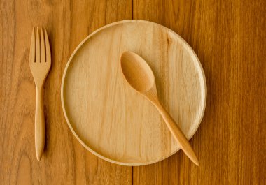 Ahşap tabak çatal kaşık ile pencere sol taraftan ışık