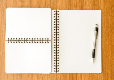 ahşap zemin üzerine spiral defter