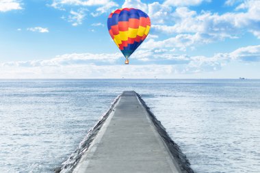 Eski yolu üzerinde sıcak hava balonu ile denize