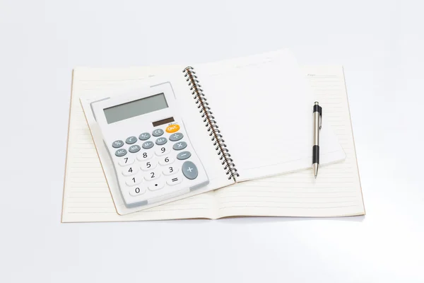 Caderno em branco com acessórios de escritório na mesa branca — Fotografia de Stock