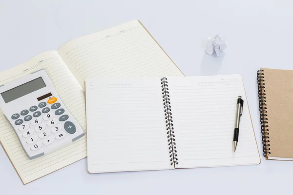 Caderno em branco com acessórios de escritório na mesa branca — Fotografia de Stock