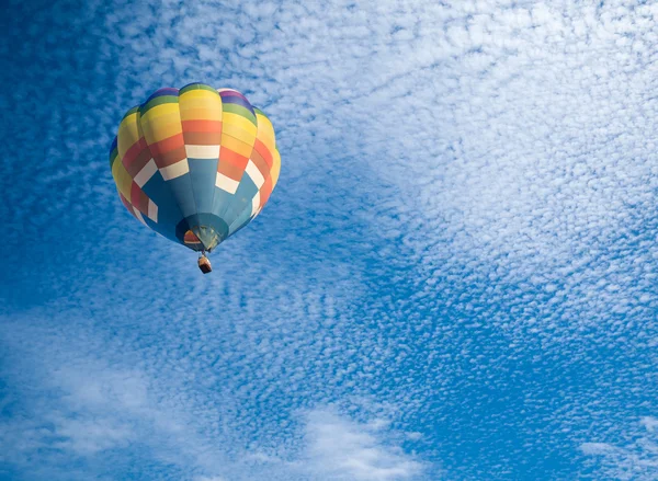 Globo de aire caliente y fondo nuboso — Foto de Stock