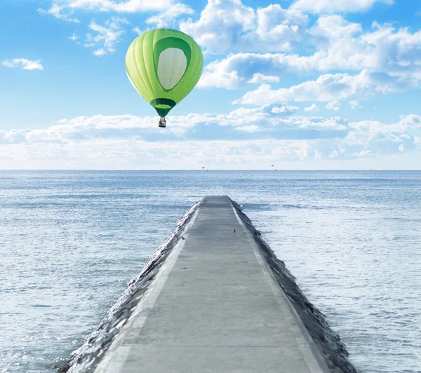 Antiguo camino hacia el mar con globo aerostático sobre — Foto de Stock