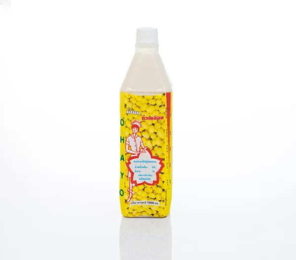 CHIANGMAI, TAILANDIA - 19 de marzo: Botella de leche de soja Ohayo sobre blanco b — Foto de Stock