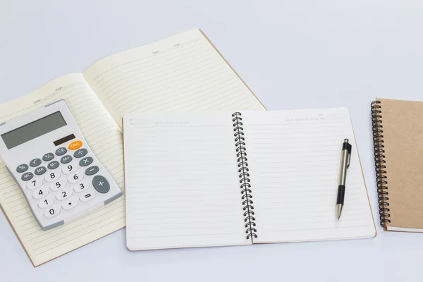 Notebook em branco e acessórios de escritório na mesa branca — Fotografia de Stock