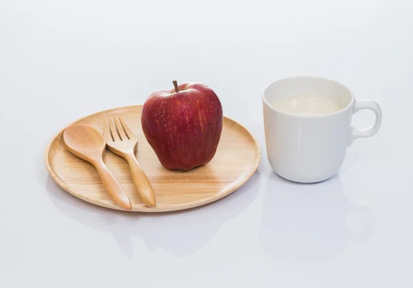 Coupe de lait de soja avec pomme et plaque de bois isolé sur le dos blanc — Photo