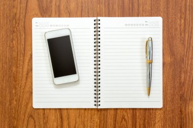 Boş defter bir kalem ahşap arka plan üzerinde ile