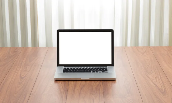 Ordenador portátil de pantalla en blanco en mesa de madera — Foto de Stock