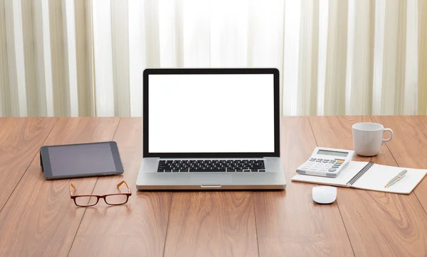 Ordinateur portable à écran vierge avec accessoires de bureau sur t en bois — Photo