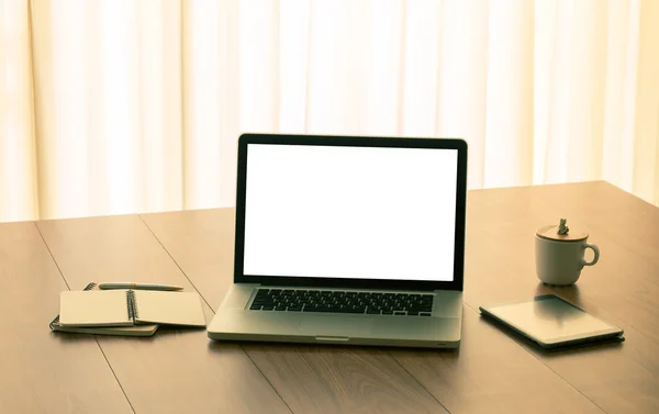 Порожній білий екран ноутбук комп'ютер і офісні аксесуари на гучномовець — стокове фото