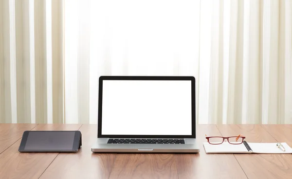 Порожній екран ноутбук з офісними аксесуарами на дерев'яній т — стокове фото