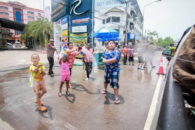 Chiang Mai Tayland-Nisan 13:Chiang mai Songkran Festivali. Yabancı turistler ve Tay insanlar su keyfini çıkarın. Nisan'da 13,2014 Chiang Mai, Tayland.