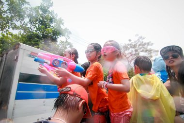 Chiang Mai Tayland-Nisan 13:Chiang mai Songkran Festivali. Yabancı turistler ve Tay insanlar su keyfini çıkarın. Nisan'da 13,2014 Chiang Mai, Tayland.