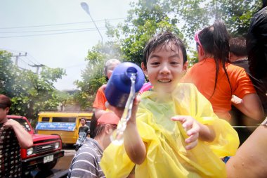 Chiang Mai Tayland-Nisan 13:Chiang mai Songkran Festivali. Yabancı turistler ve Tay insanlar su keyfini çıkarın. Nisan'da 13,2014 Chiang Mai, Tayland.