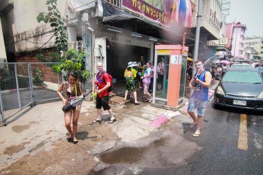 Chiang Mai Tayland-Nisan 13:Chiang mai Songkran Festivali. Yabancı turistler ve Tay insanlar su keyfini çıkarın. Nisan'da 13,2014 Chiang Mai, Tayland.