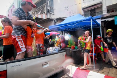 Chiang Mai Tayland-Nisan 13:Chiang mai Songkran Festivali. Yabancı turistler ve Tay insanlar su keyfini çıkarın. Nisan'da 13,2014 Chiang Mai, Tayland.