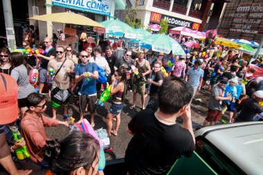 Chiang Mai Tayland-Nisan 13:Chiang mai Songkran Festivali. Yabancı turistler ve Tay insanlar su keyfini çıkarın. Nisan'da 13,2014 Chiang Mai, Tayland.