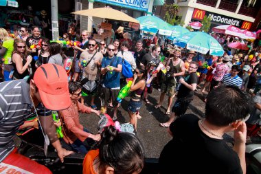 Chiang Mai Tayland-Nisan 13:Chiang mai Songkran Festivali. Yabancı turistler ve Tay insanlar su keyfini çıkarın. Nisan'da 13,2014 Chiang Mai, Tayland.