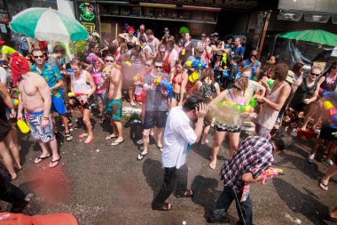 Chiang Mai Tayland-Nisan 13:Chiang mai Songkran Festivali. Yabancı turistler ve Tay insanlar su keyfini çıkarın. Nisan'da 13,2014 Chiang Mai, Tayland.