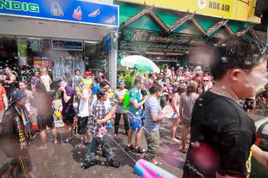 Chiang Mai Tayland-Nisan 13:Chiang mai Songkran Festivali. Yabancı turistler ve Tay insanlar su keyfini çıkarın. Nisan'da 13,2014 Chiang Mai, Tayland.