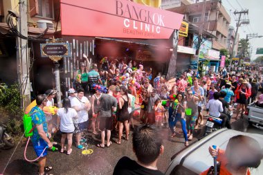 Chiang Mai Tayland-Nisan 13:Chiang mai Songkran Festivali. Yabancı turistler ve Tay insanlar su keyfini çıkarın. Nisan'da 13,2014 Chiang Mai, Tayland.