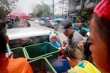 Chiang Mai Tayland-Nisan 13:Chiang mai Songkran Festivali. Yabancı turistler ve Tay insanlar su keyfini çıkarın. Nisan'da 13,2014 Chiang Mai, Tayland.