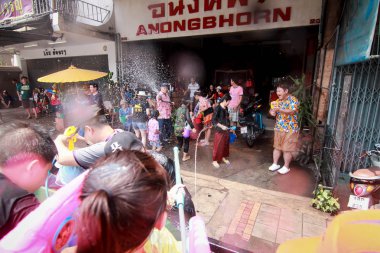 Chiang Mai Tayland-Nisan 13:Chiang mai Songkran Festivali. Yabancı turistler ve Tay insanlar su keyfini çıkarın. Nisan'da 13,2014 Chiang Mai, Tayland.