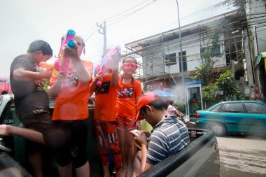 Chiang Mai Tayland-Nisan 13:Chiang mai Songkran Festivali. Yabancı turistler ve Tay insanlar su keyfini çıkarın. Nisan'da 13,2014 Chiang Mai, Tayland.
