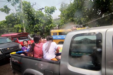 Chiang Mai Tayland-Nisan 13:Chiang mai Songkran Festivali. Yabancı turistler ve Tay insanlar su keyfini çıkarın. Nisan'da 13,2014 Chiang Mai, Tayland.