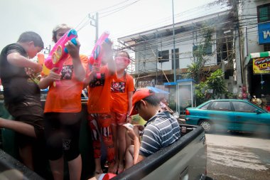 Chiang Mai Tayland-Nisan 13:Chiang mai Songkran Festivali. Yabancı turistler ve Tay insanlar su keyfini çıkarın. Nisan'da 13,2014 Chiang Mai, Tayland.