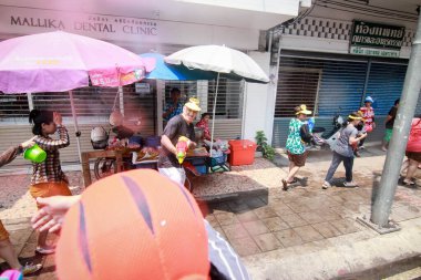 Chiang Mai Tayland-Nisan 13:Chiang mai Songkran Festivali. Yabancı turistler ve Tay insanlar su keyfini çıkarın. Nisan'da 13,2014 Chiang Mai, Tayland.