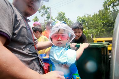Chiang Mai Tayland-Nisan 13:Chiang mai Songkran Festivali. Yabancı turistler ve Tay insanlar su keyfini çıkarın. Nisan'da 13,2014 Chiang Mai, Tayland.
