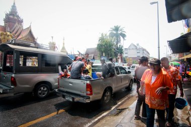 Chiang Mai Tayland-Nisan 13:Chiang mai Songkran Festivali. Yabancı turistler ve Tay insanlar su keyfini çıkarın. Nisan'da 13,2014 Chiang Mai, Tayland.