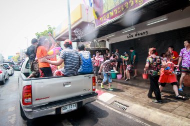 Chiang Mai Tayland-Nisan 13:Chiang mai Songkran Festivali. Yabancı turistler ve Tay insanlar su keyfini çıkarın. Nisan'da 13,2014 Chiang Mai, Tayland.