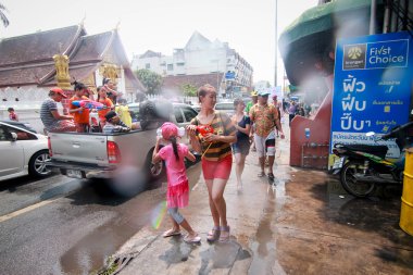 Chiang Mai Tayland-Nisan 13:Chiang mai Songkran Festivali. Yabancı turistler ve Tay insanlar su keyfini çıkarın. Nisan'da 13,2014 Chiang Mai, Tayland.