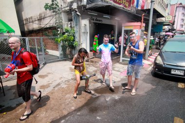 Chiang Mai Tayland-Nisan 13:Chiang mai Songkran Festivali. Yabancı turistler ve Tay insanlar su keyfini çıkarın. Nisan'da 13,2014 Chiang Mai, Tayland.