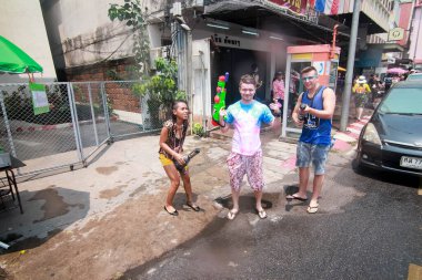 Chiang Mai Tayland-Nisan 13:Chiang mai Songkran Festivali. Yabancı turistler ve Tay insanlar su keyfini çıkarın. Nisan'da 13,2014 Chiang Mai, Tayland.