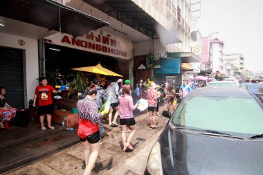 Chiang Mai Tayland-Nisan 13:Chiang mai Songkran Festivali. Yabancı turistler ve Tay insanlar su keyfini çıkarın. Nisan'da 13,2014 Chiang Mai, Tayland.