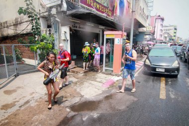 Chiang Mai Tayland-Nisan 13:Chiang mai Songkran Festivali. Yabancı turistler ve Tay insanlar su keyfini çıkarın. Nisan'da 13,2014 Chiang Mai, Tayland.