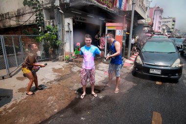 Chiang Mai Tayland-Nisan 13:Chiang mai Songkran Festivali. Yabancı turistler ve Tay insanlar su keyfini çıkarın. Nisan'da 13,2014 Chiang Mai, Tayland.