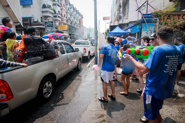 CHIANG MAI THAILAND-ABRIL 13: Chiang mai Festival de Songkran. Forei. — Fotografia de Stock