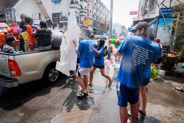 CHIANG MAI THAILAND-ABRIL 13: Chiang mai Festival de Songkran. Forei. — Fotografia de Stock